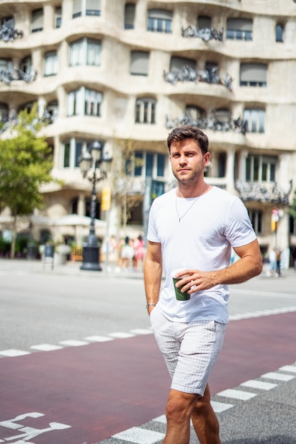 Foto stilvoller mann mit kaffee zum mitnehmen in der stadt