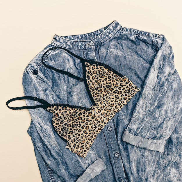 Stilvoller Minimal Fashion Lady Leopard BH. Jeanshemd und Leoparden-BH. Kreativer Blick auf die Details