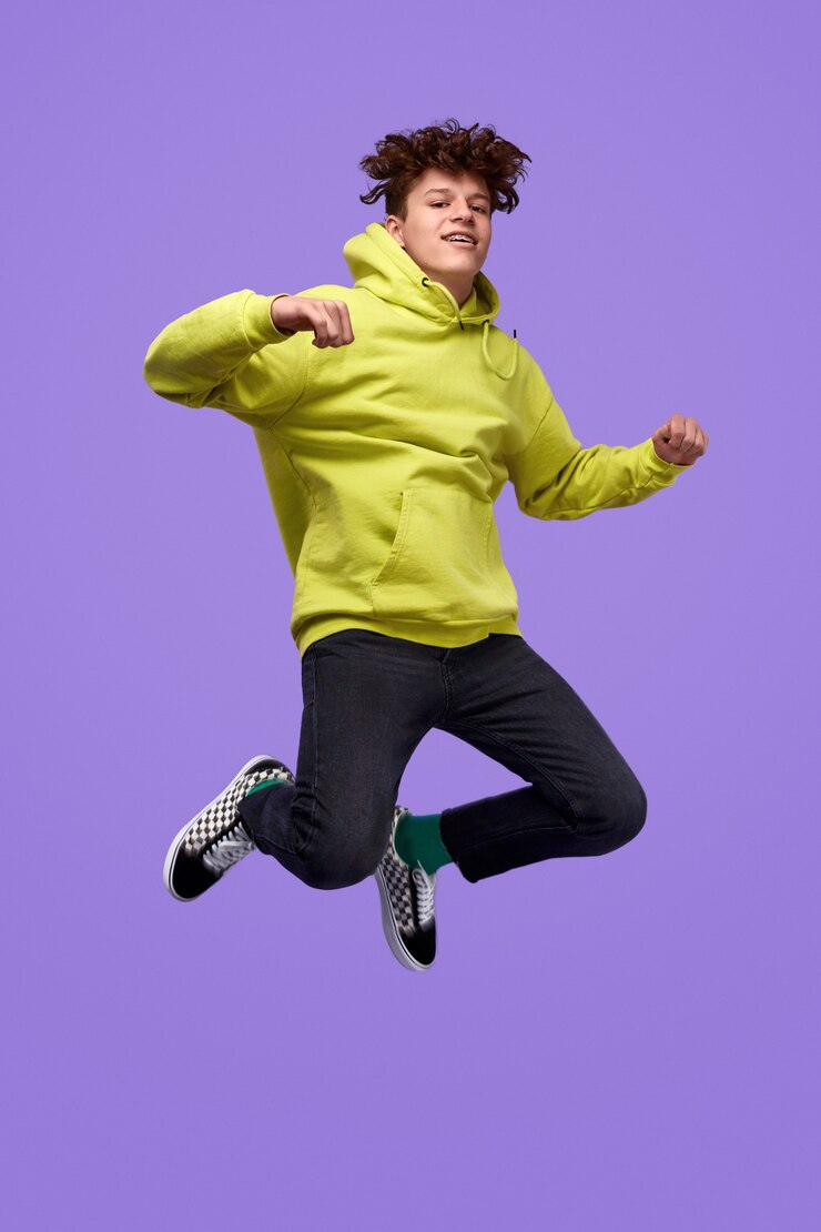 Stilvoller Teenager, der in die Luft springt