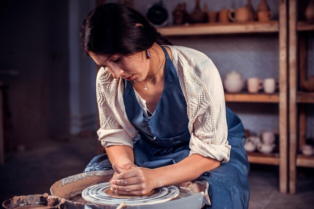 Stilvoller Töpferhandwerker in der Keramikwerkstatt. Handwerk.