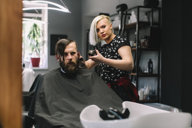 Stilvolles Friseurausschnitthaar des Kunden am Friseursalon.