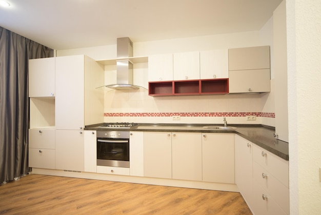 Stilvolles Kücheninterieur mit Esstisch und Stühlen