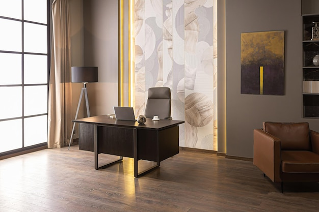 stilvolles luxus-home-office-interieur in einer hochmodernen brutalen wohnung in dunklen farben und kühler led-beleuchtung