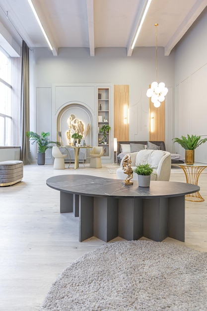 Stilvolles Luxus-Interieur eines modernen Studio-Apartments in grünen Pastellfarben mit Holzelementen, teuren Möbeln und Dekorationen