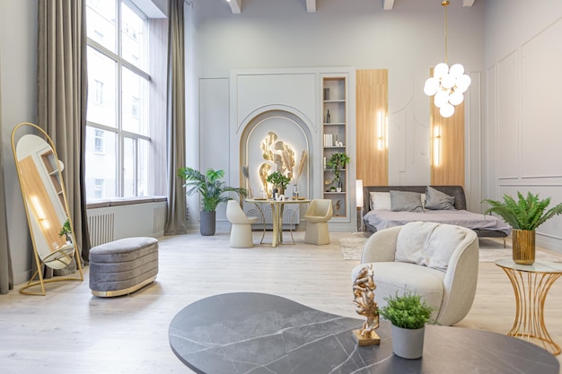 Stilvolles Luxus-Interieur eines modernen Studio-Apartments in grünen Pastellfarben mit Holzelementen, teuren Möbeln und Dekorationen