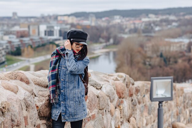 Stilvolles Mädchen im Jeansjackeweg am Vilnius-Hintergrund