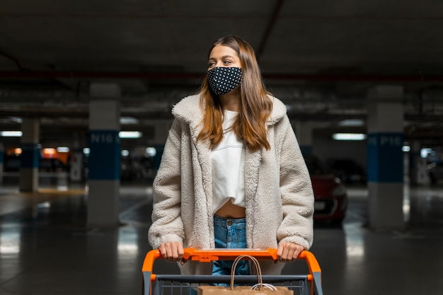 Stilvolles Mädchen in der medizinischen Maske