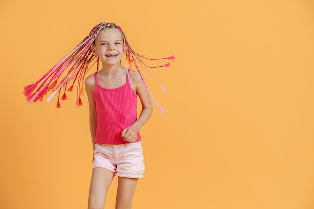 Stilvolles Mädchen mit rosa Dreadlocks