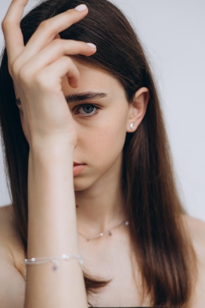 Stilvolles Porträt eines jungen 15-jährigen Modelmädchens mit natürlichem Licht in einem geräumigen Fotostudio