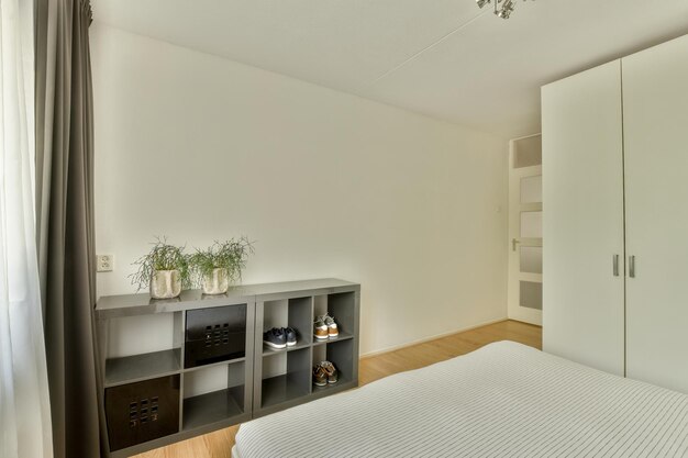 Stilvolles Schlafzimmer mit Bett und Kleiderschrank