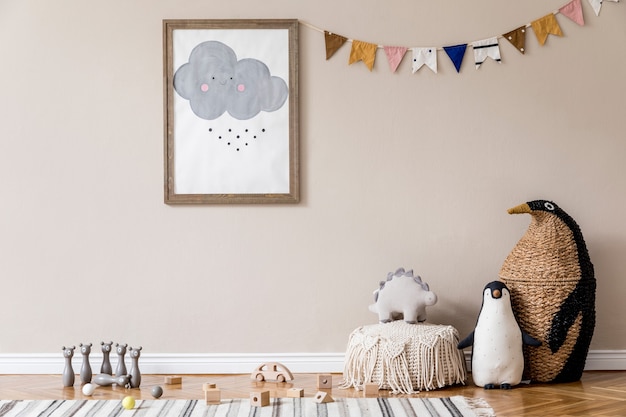 Stilvolles skandinavisches Kinderzimmer mit Spielzeug, Teddybär, Plüschtier, natürlichem Hocker und Kinderaccessoires. Modernes Interieur mit beigen Hintergrundwänden. Design Home Staging.