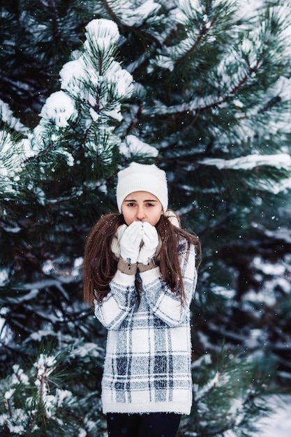 Stilvolles trauriges Mädchen im Winterwald