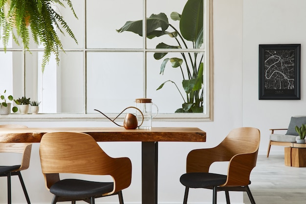 Stilvolles und botanisches Interieur des Esszimmers mit Design-Basteltisch, Stühlen und einer Menge Pflanzen