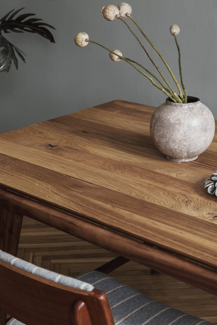 Foto stilvolles und modernes esszimmer-interieur mit glamouröser tischdekoration und eleganten accessoires. blumen in vase. innenarchitektur. wohnkultur.