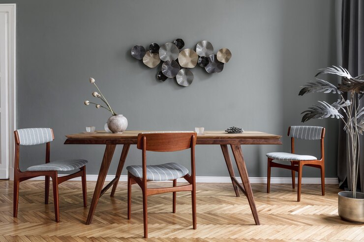 Foto stilvolles und modernes esszimmer mit design-sharing-tisch, holzstühlen, glamour-dekoration und eleganten accessoires. blumen in vase. vorlage. innenarchitektur. wohnkultur.