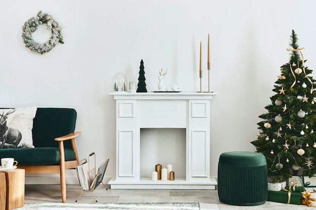 Stilvolles Weihnachtswohnzimmer mit grünem Sofa, weißem Kamin, Weihnachtsbaum und Kranz, Geschenken und Dekoration. Der Weihnachtsmann kommt. Vorlage.