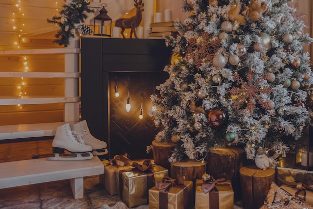 Stilvolles Wohnzimmer Interieur mit schönem Kamin Weihnachtsbaum Lichter präsentiert Geschenke Spielzeug Kerzen und Girlanden Innenarchitektur