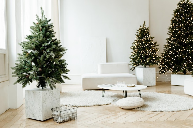 Stilvolles Wohnzimmerinterieur mit kleinen Tannen und Weihnachtsdekorationen