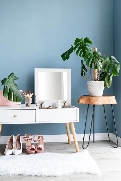 Stilvolles Zimmerinterieur mit elegantem Schminktisch und Pflanzen