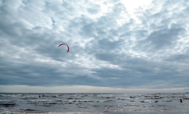 Stimmungsvolle Landschaft Dramatische Ostsee, Wellen und Wasserspritzer auf Wellenbrechern. Naturnordwolkenlandschaft am Küstenozean. Umwelt mit wechselhaftem Wetter, Klimawandel. Stürmische, abstrakte Hintergründe