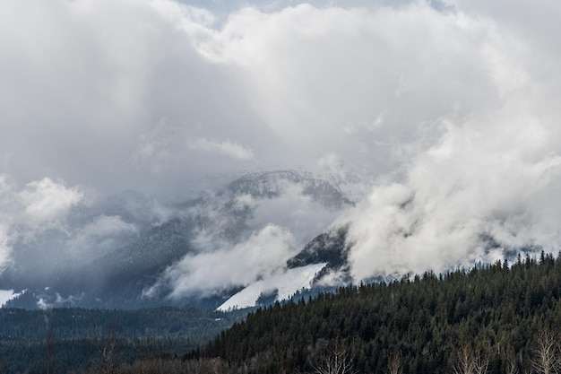 Foto stimmungsvolle landschaft vorfrühling mit bergen und bewölkten wolken