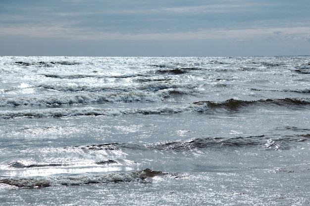 Stimmungsvolle Szenerie Dramatische Ostseewellen und Wasserspritzer auf Wellenbrechern