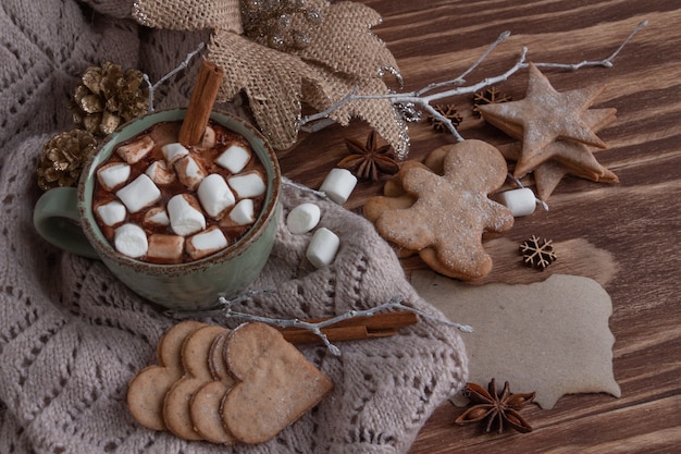 Stimmungsvolle Weihnachtskomposition eine Tasse Kakao mit Marshmallows Lebkuchen Kekse Süßigkeiten Zimt