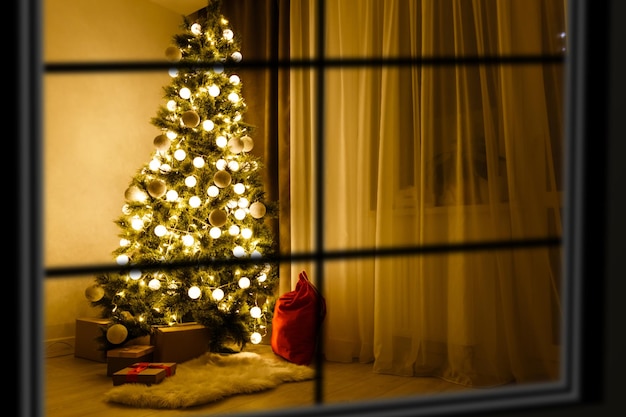 Stimmungsvolles Weihnachtsfenster, Weihnachtsbaum.