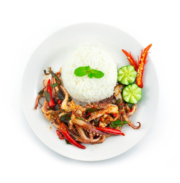 Stir Fried Tentacles Squids Spicy with Basil Served Rice receta Thaifood Estilo decoración tallado pepino y chili topview