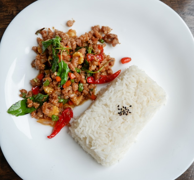 Stir frito de cerdo albahaca / estilo tailandés picante comida albahaca cerdo frito arroz receta (Phat Kra