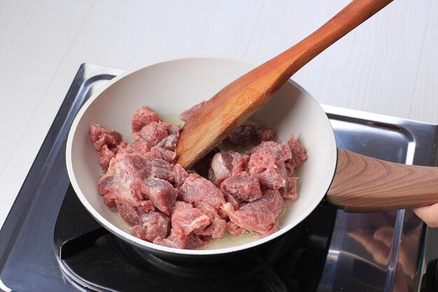 Stir fry beef na panela com menos óleo, comida asiática saudável. processo de cozimento passo a passo fazendo carne de pimenta preta, teriyaki ou yakiniku