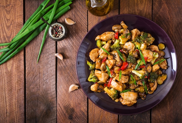 Stir fry con pollo, champiñones, brócoli y pimientos - comida china