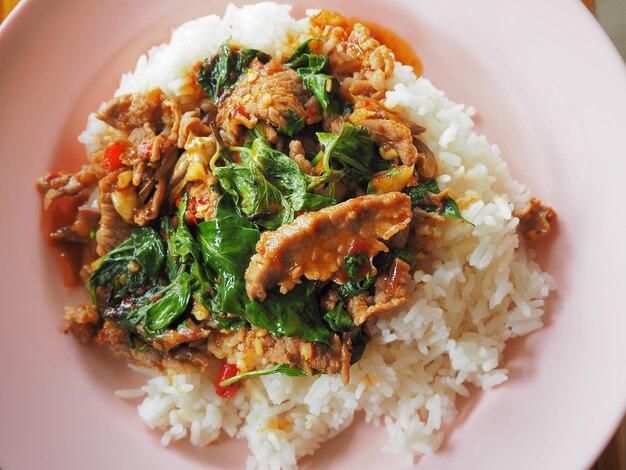 Stir Rindfleisch mit Basilikumblätter mit Reis serviert. Asiatisches Essen.