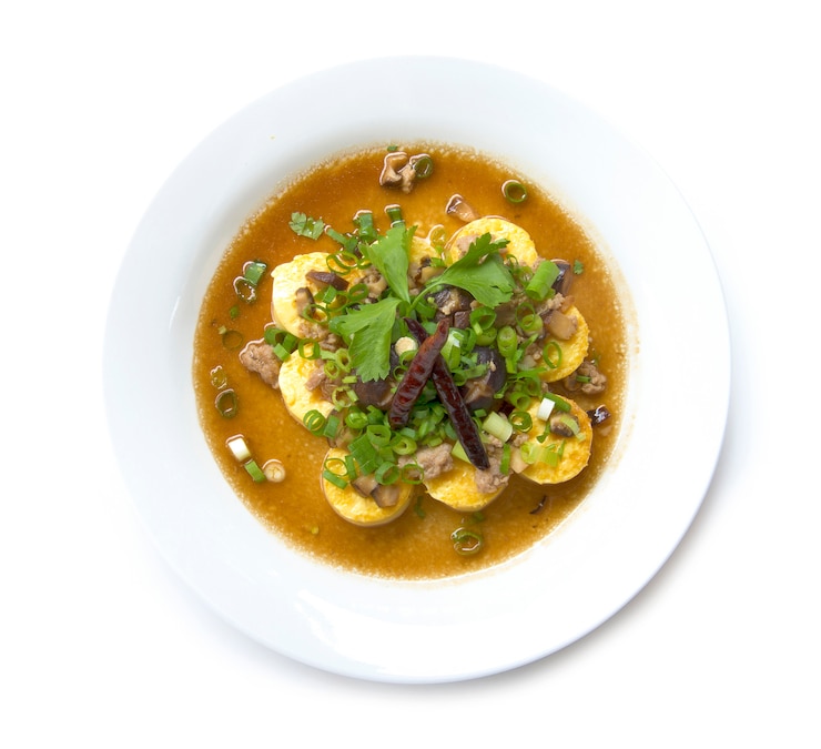 Foto stire, fritado, tofu, com, carne porco, e, shitake, mashroom, cima, com, cebolinha, e, molho molho, tailandês, estilo, topo, vista, isolado