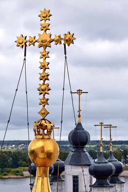 Östliche orthodoxe Kreuze auf goldenen Kuppeln, Kuppeln, gegen blauen Himmel mit Wolken. Orthodoxe Kirche