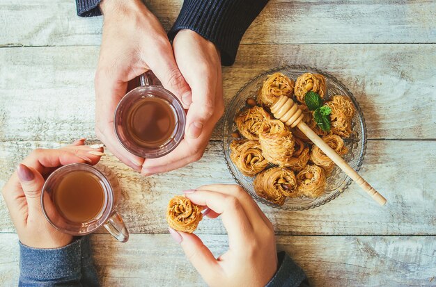 Östliche Süße, Baklava mit Erdnüssen und Honig. Isolieren. Selektiver Fokus