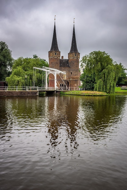 Östlicher Torkanal und historische Zugbrücke in Delft, Niederlande