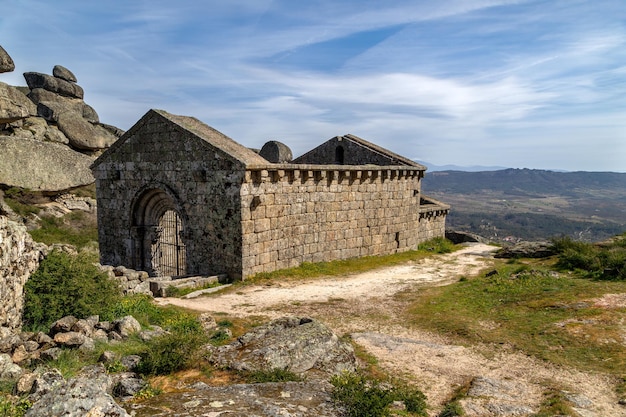 StMichaels Church Na aldeia histórica de Monsanto Portugal