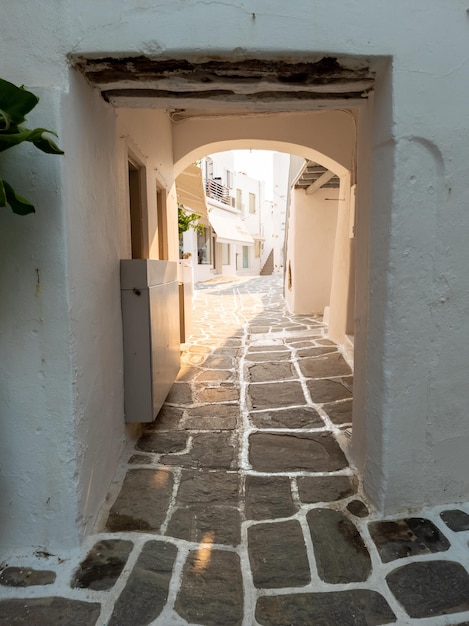 Stoa con vivienda y arco en la aldea de Naousa isla de Paros Grecia Vertical