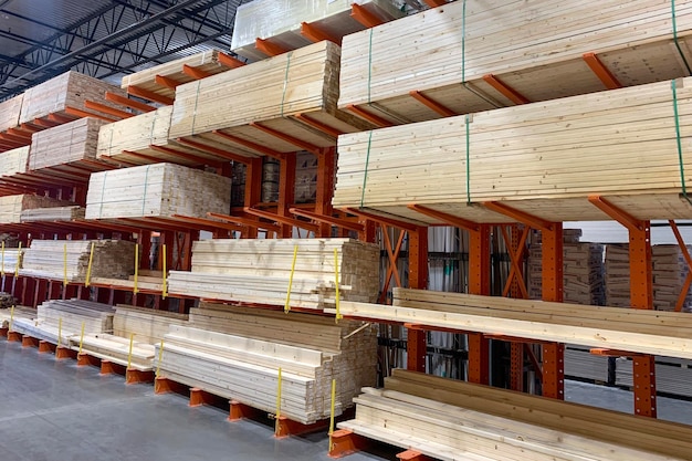 Stock de fábrica de madera o madera en el almacén Montones de tablas de madera esperando el envío