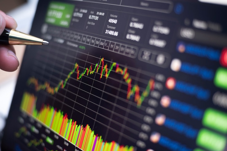 Foto stock market monitor bildschirm nahaufnahme auf tablet mit analyse, während offener markt für den handel verkaufen und kaufen aktien online. betriebswirtschaftliches und finanzielles konzept