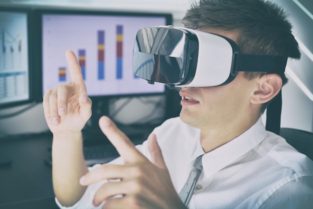 Stock Trader con casco de realidad virtual