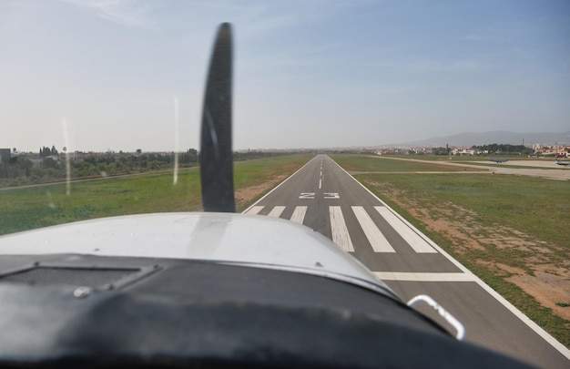 Stockfoto der Aussichten aus dem Fenster eines leichten Flugzeugs beim Start.