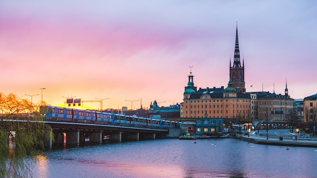 Stockholm Altstadt und U-Bahn bei Sonnenuntergang