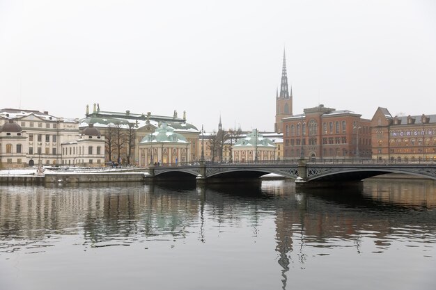 STOCKHOLM, SCHWEDEN - 14. November 2016: Malerisches Winterpanorama der Altstadt (Gamla Stan), bis 1980 offiziell Staden mellan broarna (die Stadt zwischen den Brücken), ist die Altstadt von Stockholm, Schweden.