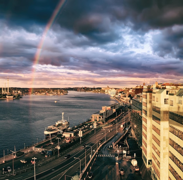 Stockholmer Sonnenuntergang mit Regenbogen