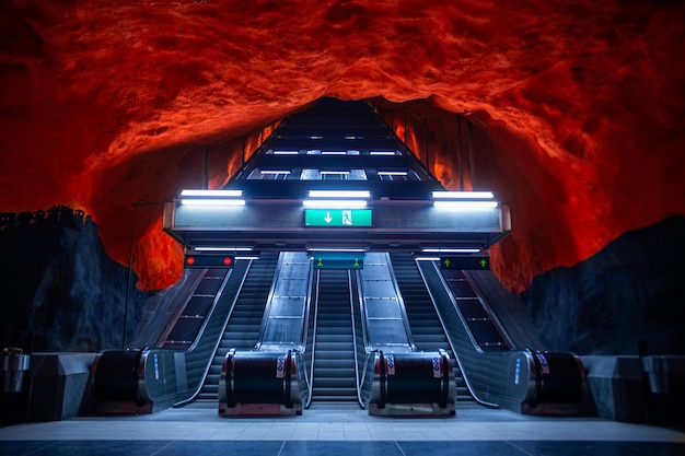 Foto stockholmer u-bahn in schweden in form von bemalten höhlen