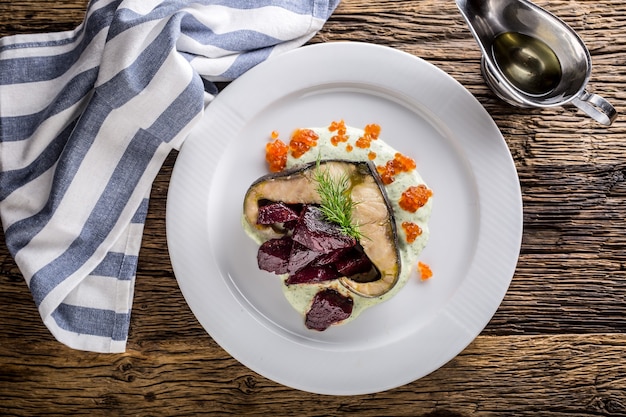 Störfilet mit Kaviar-Rote Beete und Dill auf Teller im Hotel oder Restaurant.