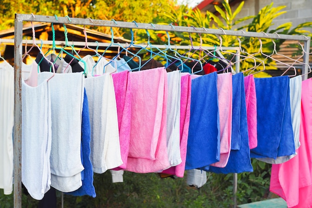 Stoff der Wäscheleine mit Wäscheleine im Haus. buntes Handtuch