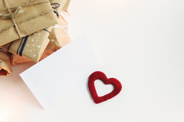 Stoff Herz mit einem weißen Umschlag und braunen Pakete
